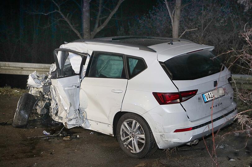 Bei dem schweren Unfall kam ein Mensch ums Leben, sieben weitere wurden verletzt.