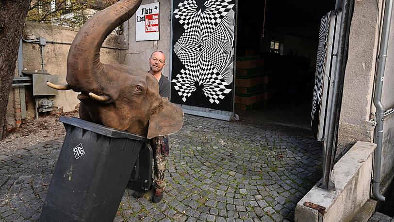 Aus mit der Kunst: Flatz vor seinem Atelier auf der Praterinsel.