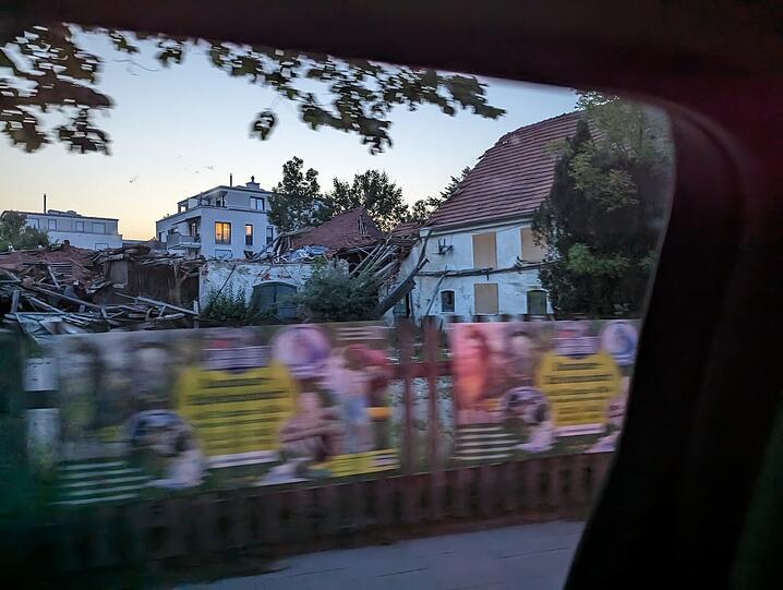 Juli 2023: Hinter dem Bauzaun sieht man den eingestürzten Gebäudeteil.