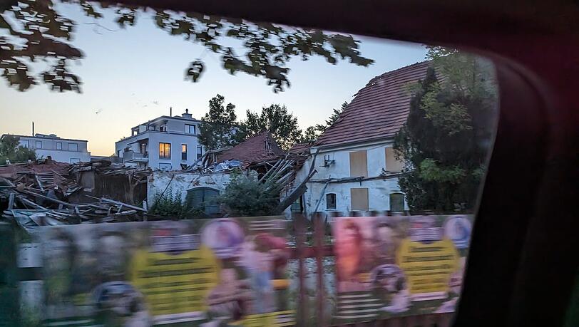 Juli 2023: Hinter dem Bauzaun sieht man den eingestürzten Gebäudeteil. Juli 2023: Hinter dem Bauzaun sieht man den eingestürzten Gebäudeteil.