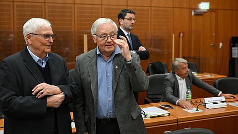 Die Staatsanwaltschaft wirft den ehemaligen DFB-Funktionären Theo Zwanziger (l), Horst R. Schmidt (m-l) und Wolfgang Niersbach (r) Steuerhinterziehung vor.