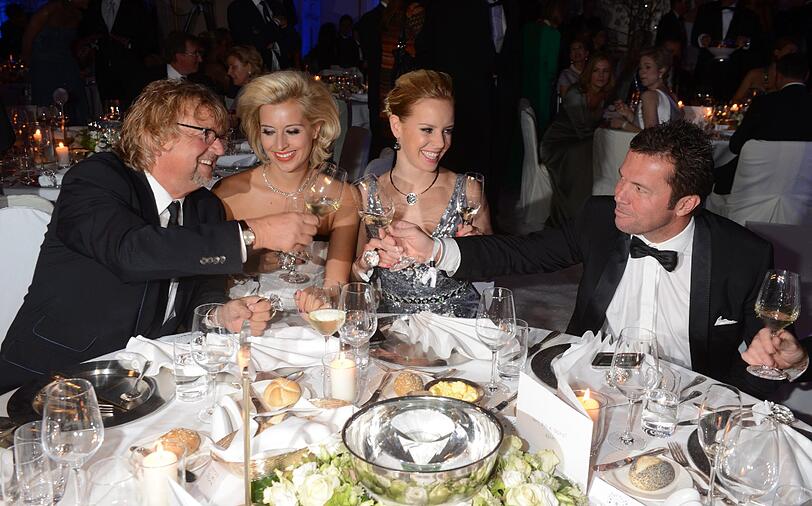 Der Medienmanager Martin Krug (l-r), die Moderatorin Verena Kerth, die Tänzerin Isabel Edvardsson und Fußball-Legende Lothar Matthäus.