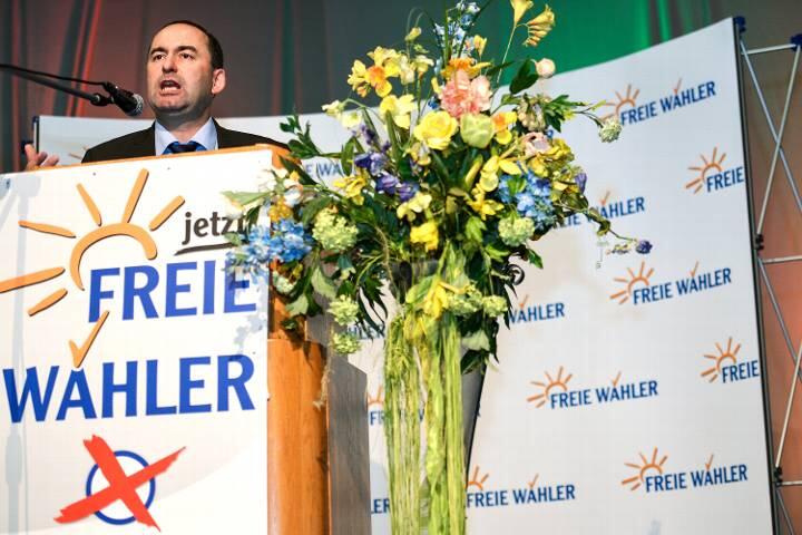 Er ist der alte und der neue Chef der Freien Wähler: Hubert Aiwanger. Im fränkischen Geiselwind wurde er im Amt bestätigt.