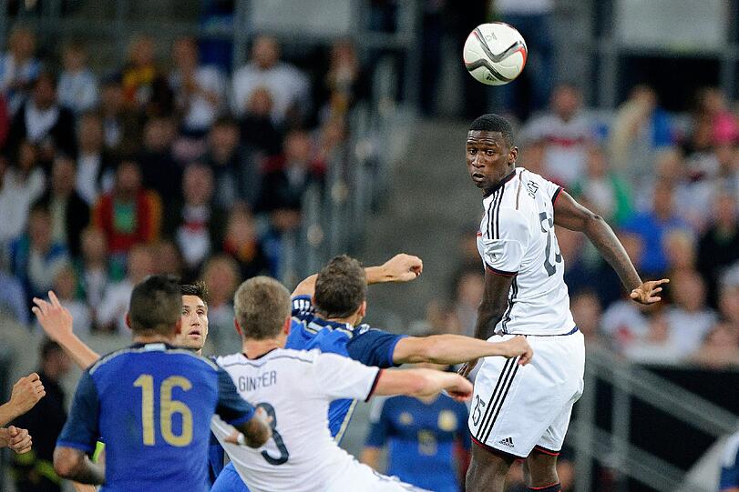 Antonio Rüdiger beginnt links hinten.