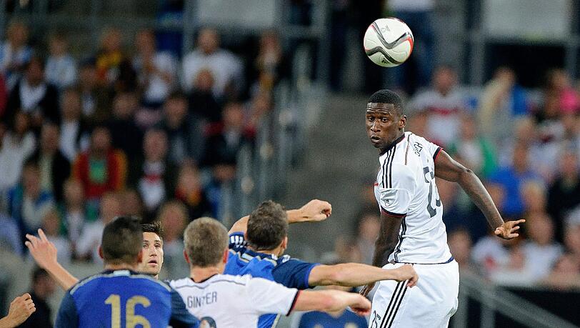 Antonio Rüdiger beginnt links hinten. Antonio Rüdiger beginnt links hinten.