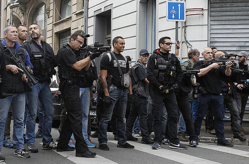 Impressionen: Friedliche Feiern und gewaltsame Proteste in Lille.