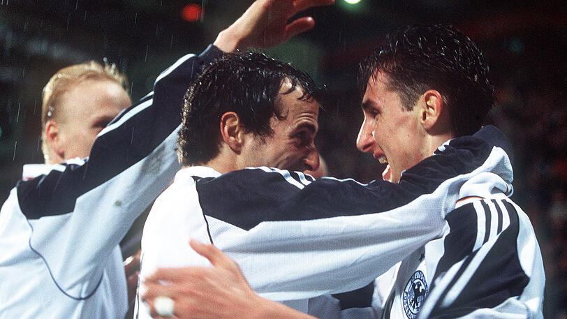 Rückblick: In seiner aktiven Zeit spielte Miroslav Klose mit Mehmet Scholl zusammen in der Nationalmannschaft. Für die spielte im Jahr 2001 sogar noch Carsten Ramelow (l.).