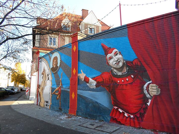 Die zwei großen Graffiti für die Gäste aus Köln. Roncalli bleibt bis zum 8. Dezember.