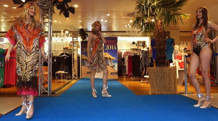 Die Trends am Strand 2014: Die Bilder von der Beachmodenschau bei Karstadt.
