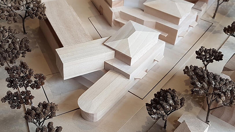 Das neue Karree mit Wohnungen, Gewerbe und Pavillon im Modell.