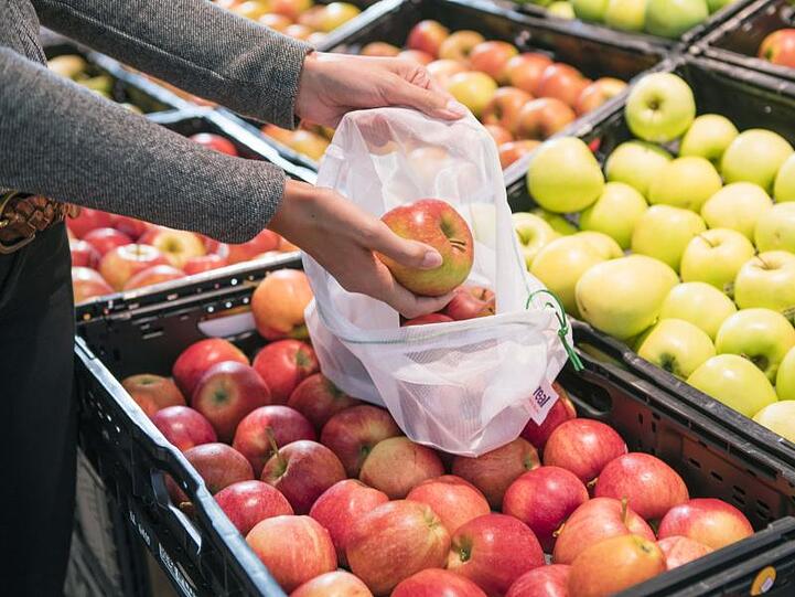 Ersetzt werden sollen die dünnen Plastikbeutel - im Fachjargon Hemdchen- oder Knotenbeutel genannt - bei Real durch kostenlose Tüten aus recyceltem Papier sowie durch waschbare Mehrwegnetze, die der Kunde allerdings kaufen muss.