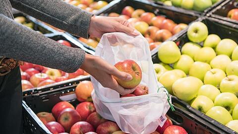 Ersetzt werden sollen die dünnen Plastikbeutel - im Fachjargon Hemdchen- oder Knotenbeutel genannt - bei Real durch kostenlose Tüten aus recyceltem Papier sowie durch waschbare Mehrwegnetze, die der Kunde allerdings kaufen muss.
