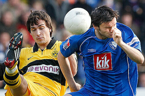 Unerschrockener Doppeltorschütze: Benjamin Auer (r.) gegen Mats Hummels (BVB)