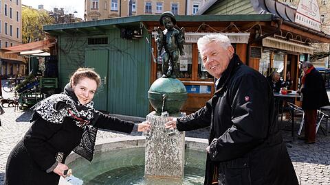 Die Baureferentin Jeanne-Marie Ehbauer und OB Dieter Reiter haben sich bei der Eröffnung der Brunnensaison gleich ein Glaserl abgefüllt. Denn der Fischerbuberl-Brunnen am Wiener Platz ist nun ein Trinkbrunnen.