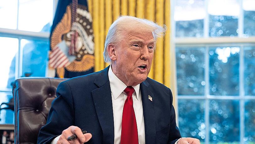 Der Republikaner Donald Trump spricht im Weißen Haus zu Journalisten. Gleichzeitig unterzeichnet er im Oval Office ein Dekret. Der Republikaner Donald Trump spricht im Weißen Haus zu Journalisten. Gleichzeitig unterzeichnet er im Oval Office ein Dekret.