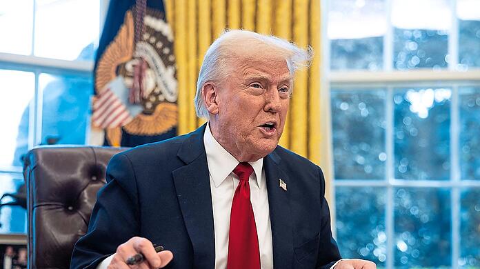 Der Republikaner Donald Trump spricht im Weißen Haus zu Journalisten. Gleichzeitig unterzeichnet er im Oval Office ein Dekret.