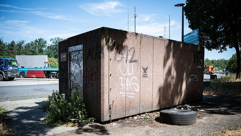 Um die Toiletten auf Deutschlands Autobahn-Rastplätzen zu erneuern, bräuchte es Hunderte Millionen Euro. (Archivbild) Um die Toiletten auf Deutschlands Autobahn-Rastplätzen zu erneuern, bräuchte es Hunderte Millionen Euro. (Archivbild)