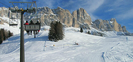 Skigebiet Rosengarten-Latemar: Sesselliftfahrt mit Blick auf das neue Weltkulturerbe Dolomiten