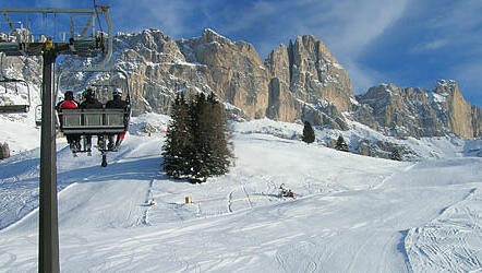 Skigebiet Rosengarten-Latemar: Sesselliftfahrt mit Blick auf das neue Weltkulturerbe Dolomiten Skigebiet Rosengarten-Latemar: Sesselliftfahrt mit Blick auf das neue Weltkulturerbe Dolomiten