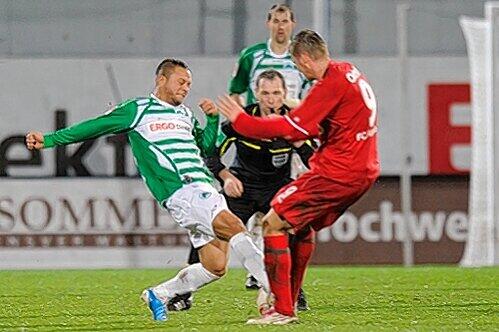 Kaum auf dem Platz, schon Gelb: Stephan Schröck trat gegen  Torsten  Oehrl.