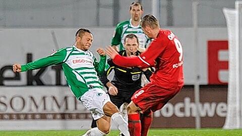 Kaum auf dem Platz, schon Gelb: Stephan Schröck trat gegen  Torsten  Oehrl.