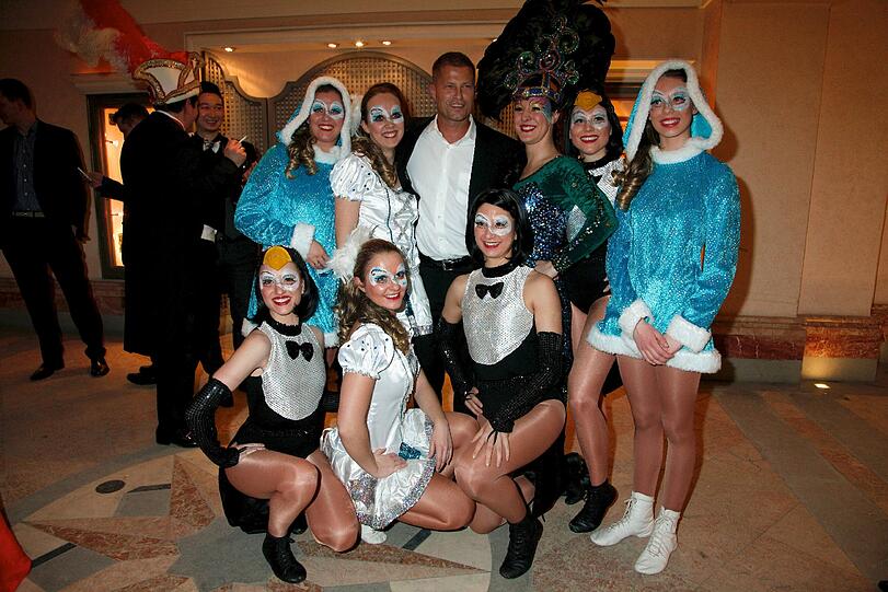In guter Gesellschaft: Til Schweiger und die Tänzerinnen vom Narrhalla Soiree