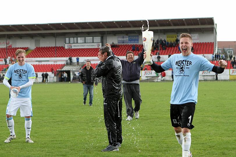 Pure Freude herrschte bei den Spielern der U21 nach der Meisterschaft in der Regionalliga Bayern.