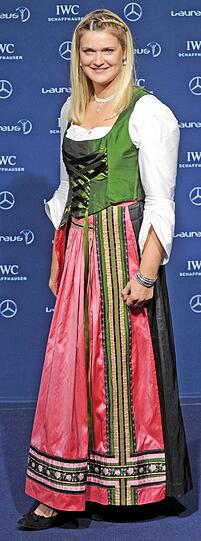 Susi Erdmann: "Die Leistung, die Maria immer wieder bringt, ist der Wahnsinn. Ich habe bei ihrem Silberlauf vor dem Fernseher gejubelt", sagt die Rodel- und Bob-Queen, die bei Olympia Silber und zweimal Bronze gewann, "sie hat ihren Platz unter den Granden des Sports sicher. Ich mag sehr, dass sie immer ein bodenständiger Typ geblieben ist. Ich kann nur sagen: Ich ziehe den Hut. Herzlichen Glückwunsch!"