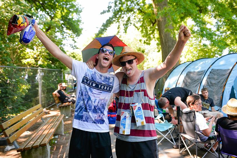 Schon vor dem Start war gute Laune angesagt: Besucher posieren vor dem offiziellen Beginn des "Rock im Park" auf einem Campingplatz.