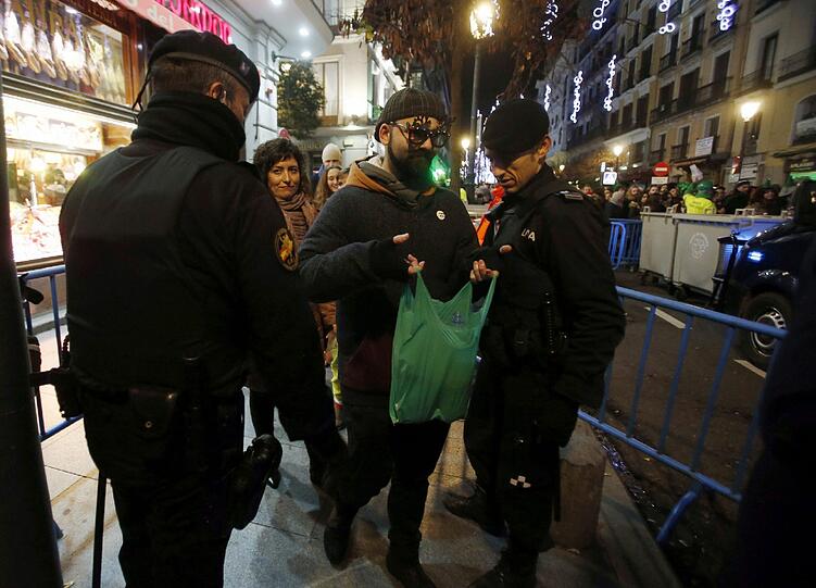 Tausende feierten an der Puerta del Sol in Madrid bereits am Freitag Silvester.