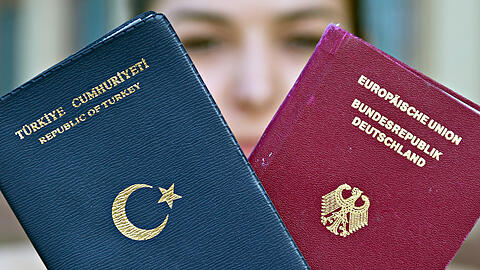 Insgesamt gibt es in Deutschland knapp 1,8 Millionen Bürger mit doppelter Staatsbürgerschaft.