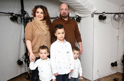 Famlie Öztürk beim Einscannen: Vater Volkan (34), Mutter Fatma (29), Kinder (v.l.) Efe (3), Cem (7) und Can (3).
