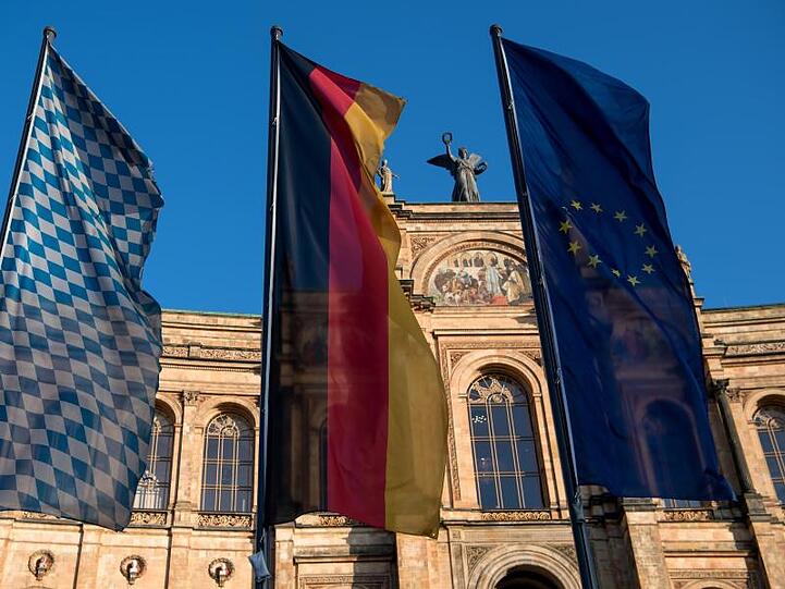 Die Fahnen von Bayern (l-r), Deutschland und Europa stehen vor dem bayerischen Landtag. Foto: Sven Hoppe/Archiv
