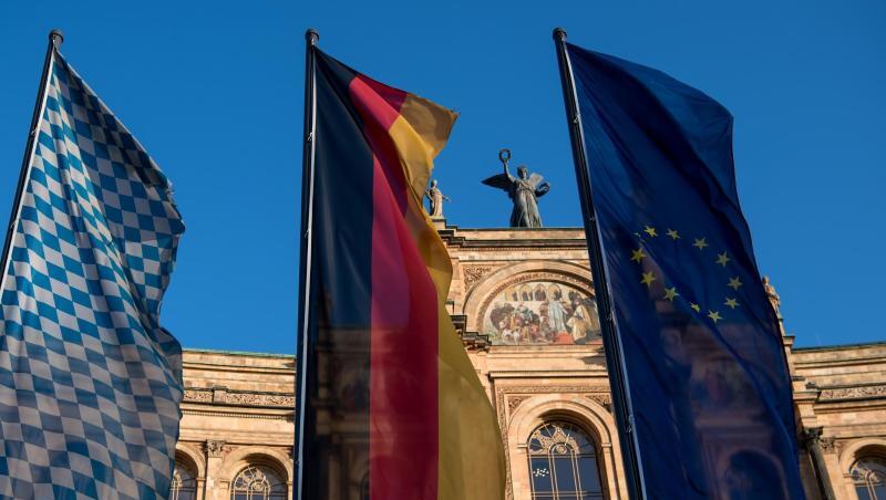 Die Fahnen von Bayern (l-r), Deutschland und Europa stehen vor dem bayerischen Landtag. Foto: Sven Hoppe/Archiv Die Fahnen von Bayern (l-r), Deutschland und Europa stehen vor dem bayerischen Landtag. Foto: Sven Hoppe/Archiv