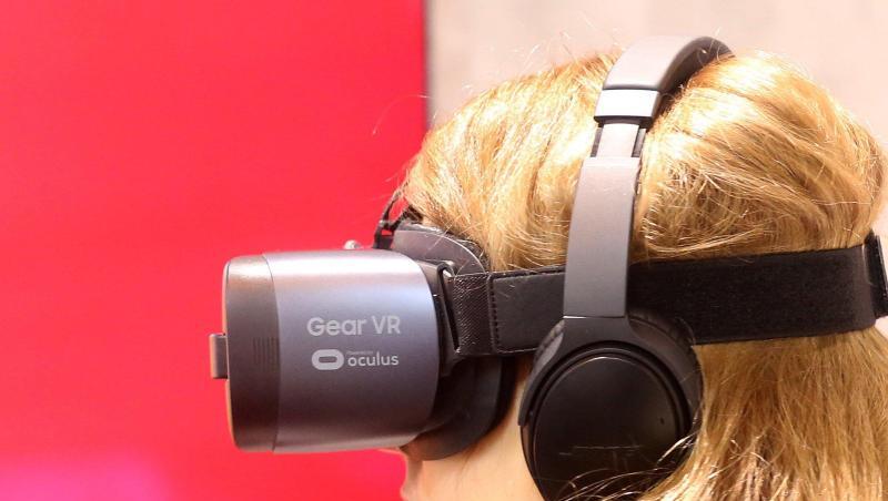 Eine Messebesucherin schaut sich durch eine 3-D-Brille Bilder an. Foto: Roland Weihrauch/dpa/Archivbild Eine Messebesucherin schaut sich durch eine 3-D-Brille Bilder an. Foto: Roland Weihrauch/dpa/Archivbild