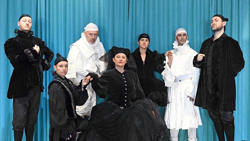 Das Ensemble von Opera incognita im Kostüm für Meyerbeers "Hugenotten".