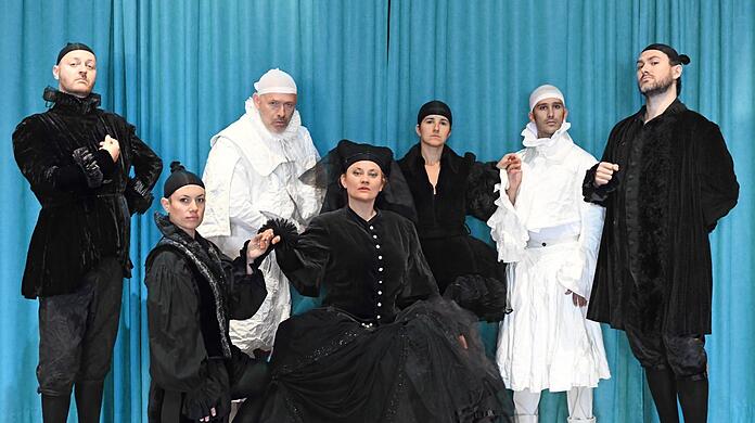 Das Ensemble von Opera incognita im Kostüm für Meyerbeers "Hugenotten".