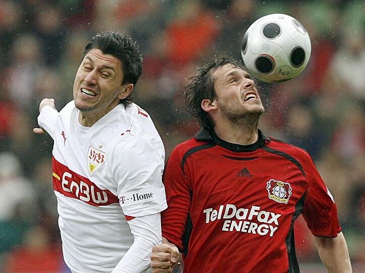 Ciprian Marica (l) vom VfB und der Leverkusener Manuel Friedrich (r) springen zum Ball.