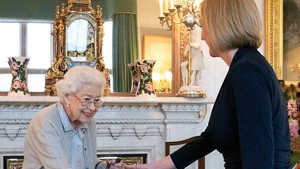 Queen Elizabeth II (l.) begrüßt Liz Truss. Queen Elizabeth II (l.) begrüßt Liz Truss.