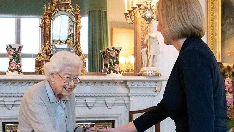 Queen Elizabeth II (l.) begrüßt Liz Truss. Queen Elizabeth II (l.) begrüßt Liz Truss.