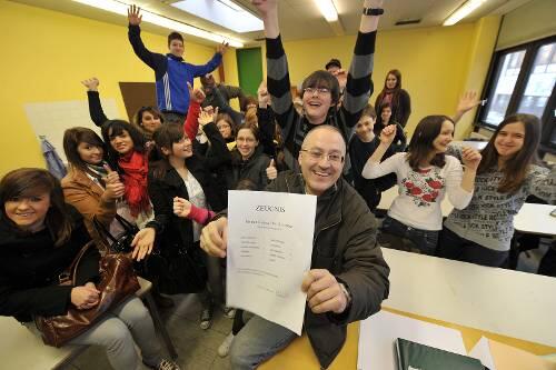Zeugnisausgabe mal umgekehrt: Ausschließlich Einser und Zweier finden sich auf Edi Schreibers &bdquo;Käsblättla&ldquo;. Seine Klasse 8c der Peter-Henlein-Realschule in Nürnberg-Eibach freut sich mit Frankens beliebtestem Pauker.