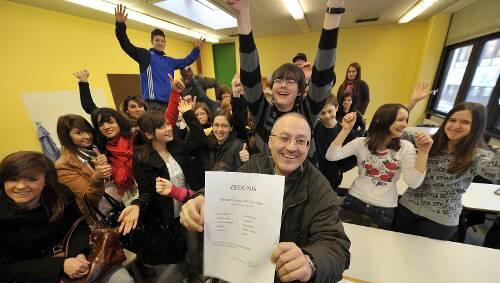 Zeugnisausgabe mal umgekehrt: Ausschließlich Einser und Zweier finden sich auf Edi Schreibers „Käsblättla“. Seine Klasse 8c der Peter-Henlein-Realschule in Nürnberg-Eibach freut sich mit Frankens beliebtestem Pauker. Zeugnisausgabe mal umgekehrt: Ausschließlich Einser und Zweier finden sich auf Edi Schreibers „Käsblättla“. Seine Klasse 8c der Peter-Henlein-Realschule in Nürnberg-Eibach freut sich mit Frankens beliebtestem Pauker.