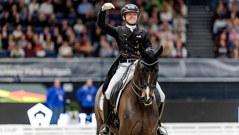 Jubelt und freut sich: Raphael Netz nach der Dressurprüfung Jubelt und freut sich: Raphael Netz nach der Dressurprüfung