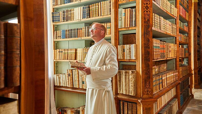 Der Stiftsbibliothekar Prior Dr. Petrus Bayer bei der Arbeit.