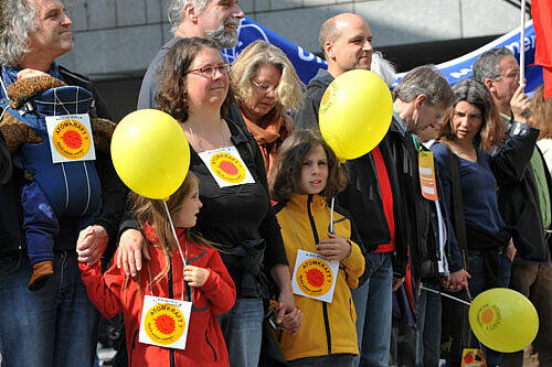 Atomkraftgegner bilden Menschenkette auf dem Marienplatz.