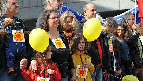 Atomkraftgegner bilden Menschenkette auf dem Marienplatz. Atomkraftgegner bilden Menschenkette auf dem Marienplatz.