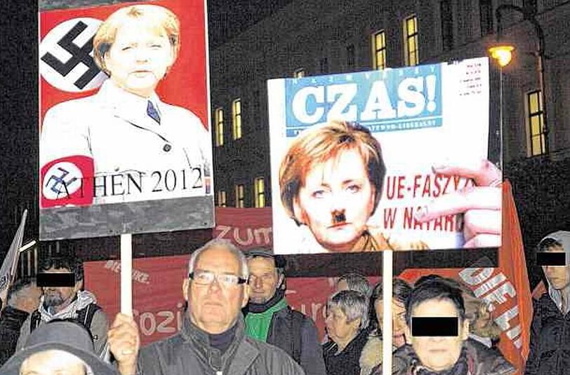 Günter Wangerin auf der Demo: Für das Merkel-Plakat muss er 3000 Euro zahlen.