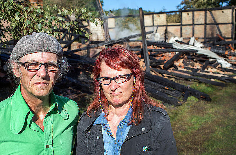 Auf dem Anwesen des für seinen Einsatz gegen Rechtsextremismus bekannten Künstler-Ehepaars Birgit und Horst Lohmeyer im mecklenburgischen Dorf Jamel ist in der Nacht eine Scheune abgebrannt.