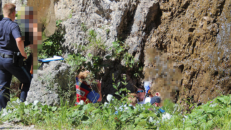 Einsatzkräfte der Bergwachten Bad Reichenhall und Freilassing, des Reichenhaller Roten Kreuzes und des Salzburger Notarzthubschraubers "Christophorus 6" versorgten den verletzten Mountainbiker.