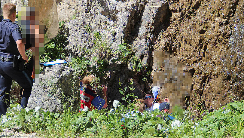 Einsatzkräfte der Bergwachten Bad Reichenhall und Freilassing, des Reichenhaller Roten Kreuzes und des Salzburger Notarzthubschraubers "Christophorus 6" versorgten den verletzten Mountainbiker. Einsatzkräfte der Bergwachten Bad Reichenhall und Freilassing, des Reichenhaller Roten Kreuzes und des Salzburger Notarzthubschraubers "Christophorus 6" versorgten den verletzten Mountainbiker.